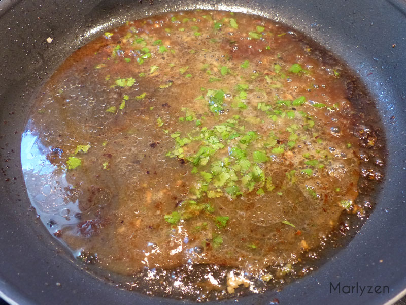 Versez la marinade avec un peu d'eau.