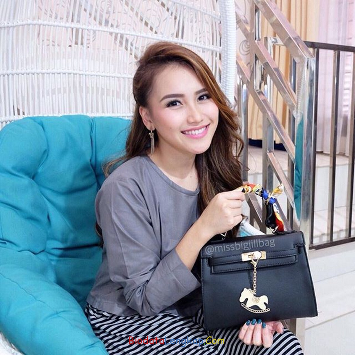 Foto Dan Biodata Lengkap Ayu Ting Ting