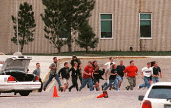 7 апреля 1999. Колумбайн расстрел в школе. Старшая школа «Колумбайн».