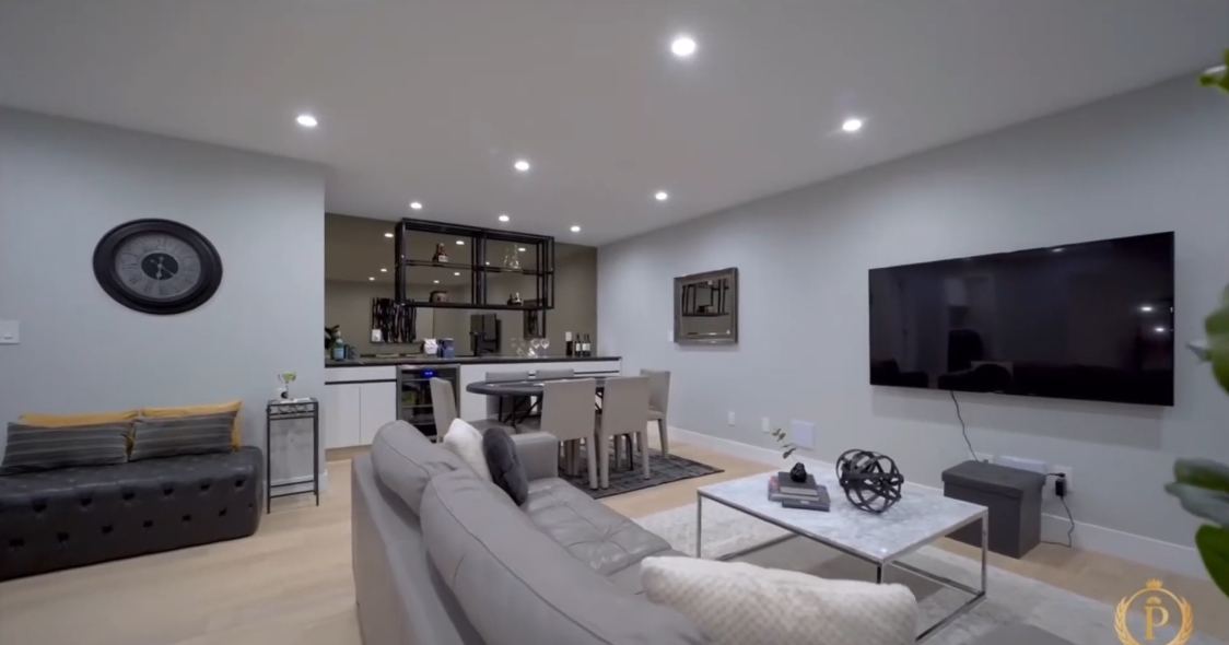 29 Interior Design Photos vs. 4324 Glencanyon Dr, North Vancouver Luxury Home Tour