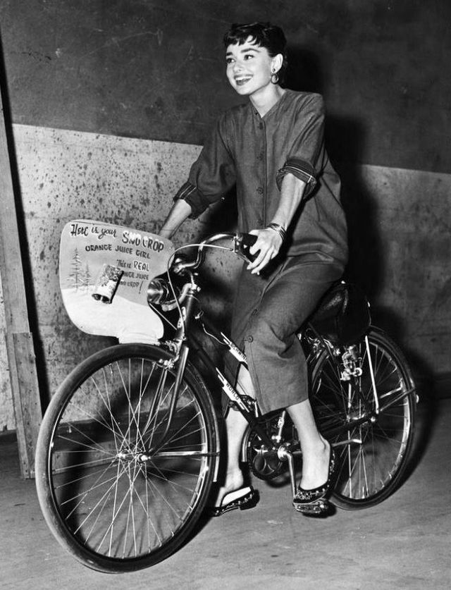 14 fabuleuses photographies d'époque d'Audrey Hepburn en bicyclette