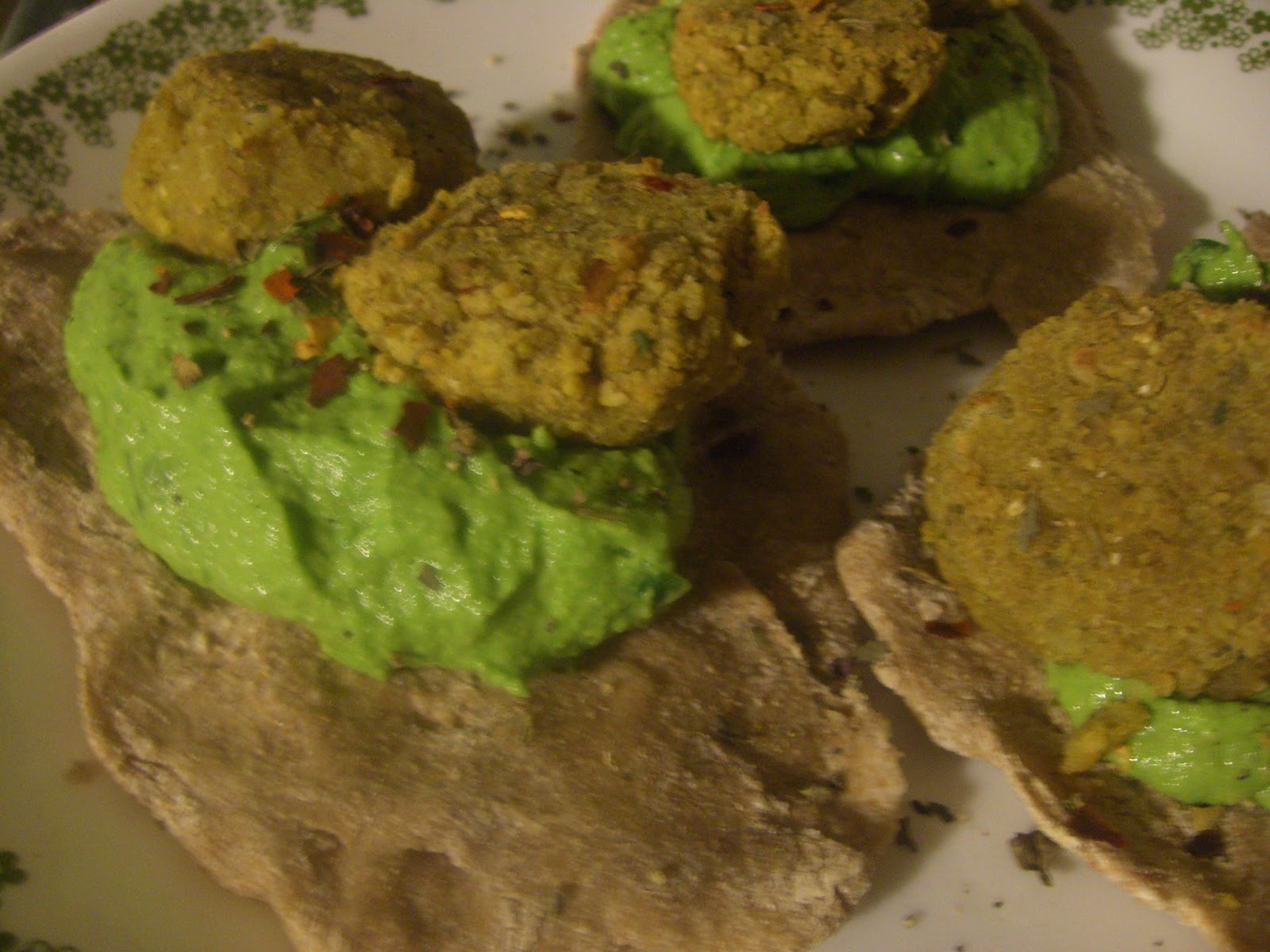 AfroVeganChick: Vegan Spinach Hummus & Falafel Pita Sandwiches