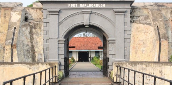 Pesona Benteng Fort Marlborough dan Air Terjun Curug 9 Bengkulu Pesona Benteng Fort Marlborough dan Air Terjun Curug 9 Bengkulu
