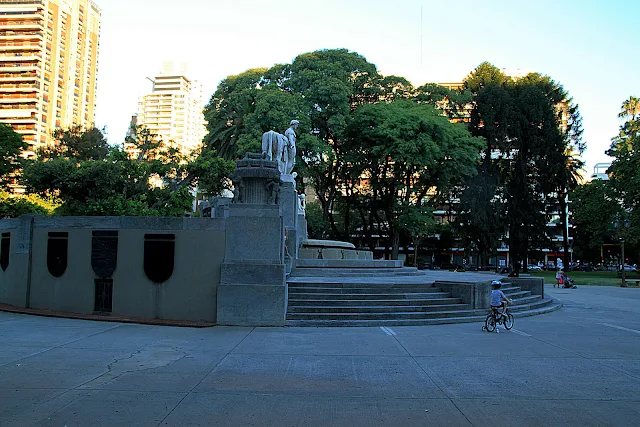 Plaza alemania.Niño en bicicleta frente al monumento