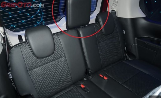 Jika jok penumpang tengah baris ketiga kosong, lebih baik headrest dilepas agar visibilitas dari spion tengah tak terhalangi
