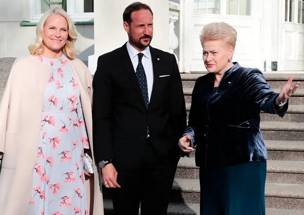 Crown Princess Mette Marit wore by Ti Mo flared midi dress and Gianvito Rossi pumps, carried Tágs Evolution clutch. Lithuanian President Dalia Grybauskaite
