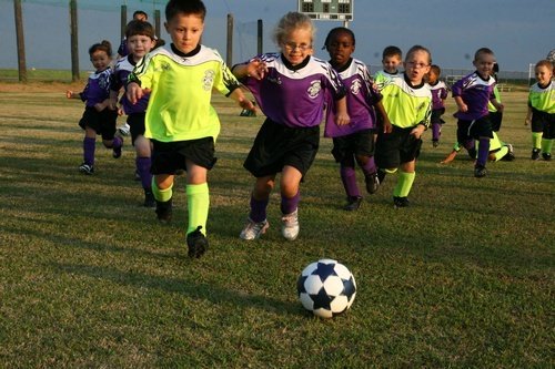 Anak-Anak Bermain Sepakbola dengan Semangat Anak-Anak Bermain Sepakbola dengan Semangat