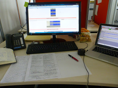 Großer Monitor mit dem Bedienungsanleitung, kleiner Monitor mit Tonkurven, Vokabelzettel und Notizbuch Großer Monitor mit dem Bedienungsanleitung, kleiner Monitor mit Tonkurven, Vokabelzettel und Notizbuch