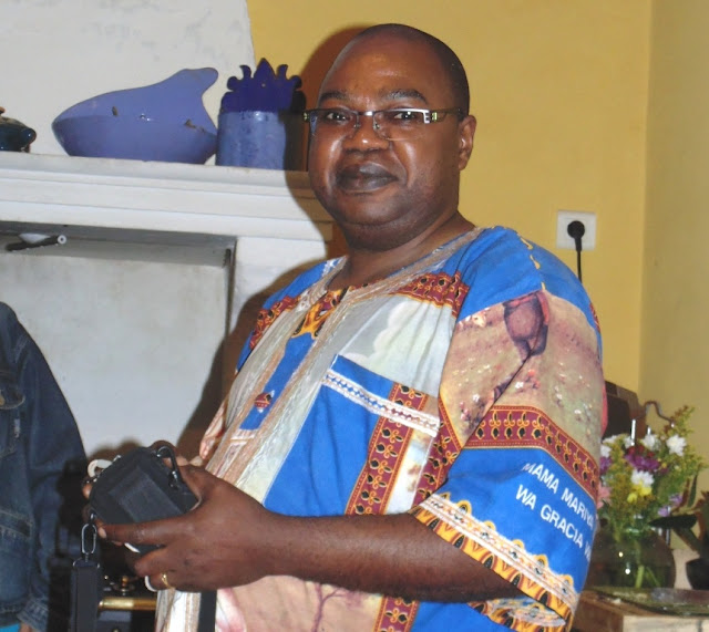 Le Père Roger Kumbu Situ Le Père Roger Kumbu Situ