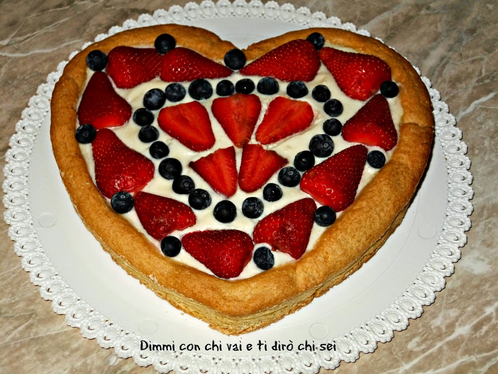 crostata con crema chantilly, fragole e mirtilli