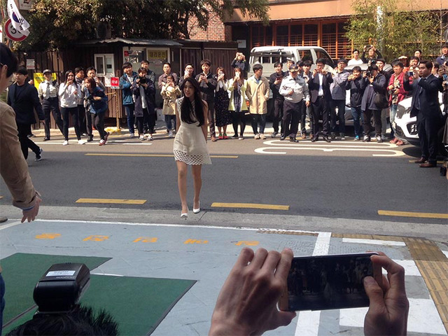 어제 설현 투표소 기자들 | 인스티즈