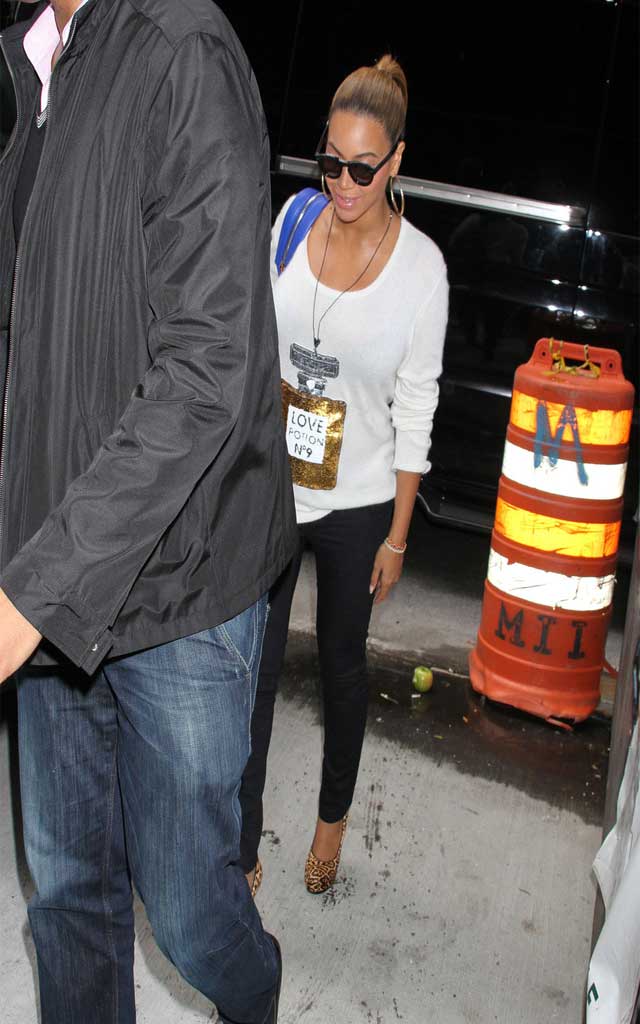 fashionjewellery: Beyonce Knowles Crewneck Sweater