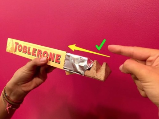 Rupanya Cara Kita Makan Coklat Toblerone Salah Selama Ini!