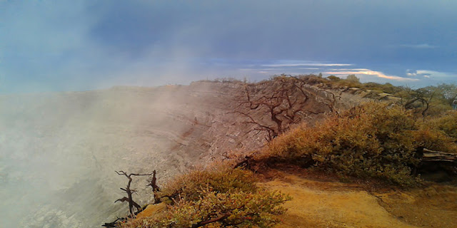 Ijen Morning Tour Mount Ijen Crater Morning, holiday to ijen, ijen volcano, ijen tour in morning day, ijen crater morning tour price, ijen banyuwangi, ijen java, ijen mountain, ijen tour and travel.