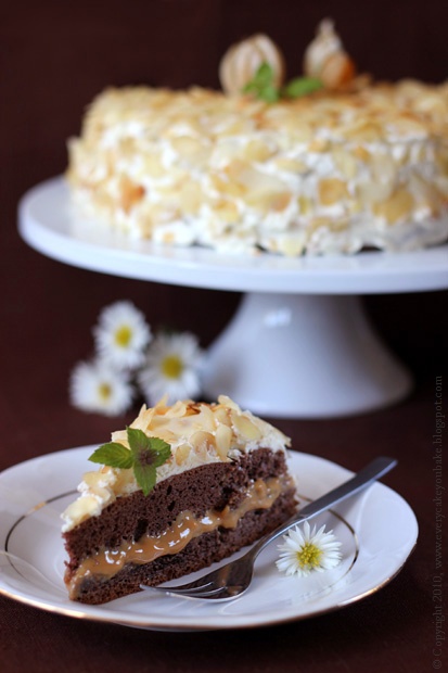 tort karmelowo-migdałowy na czekoladowym biszkopcie