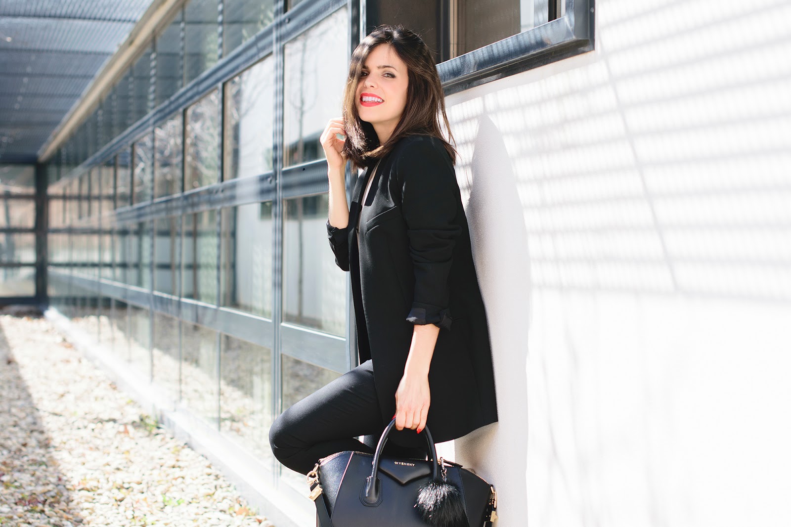 Look working con sneakers de Ponte unos tacones