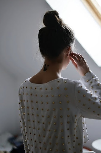 Um dos melhores pequenos pescoço tatuagem ideia para as meninas