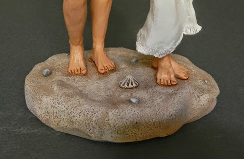 statuine realistiche piedistallo conchiglie piedi spiaggia orme magiche