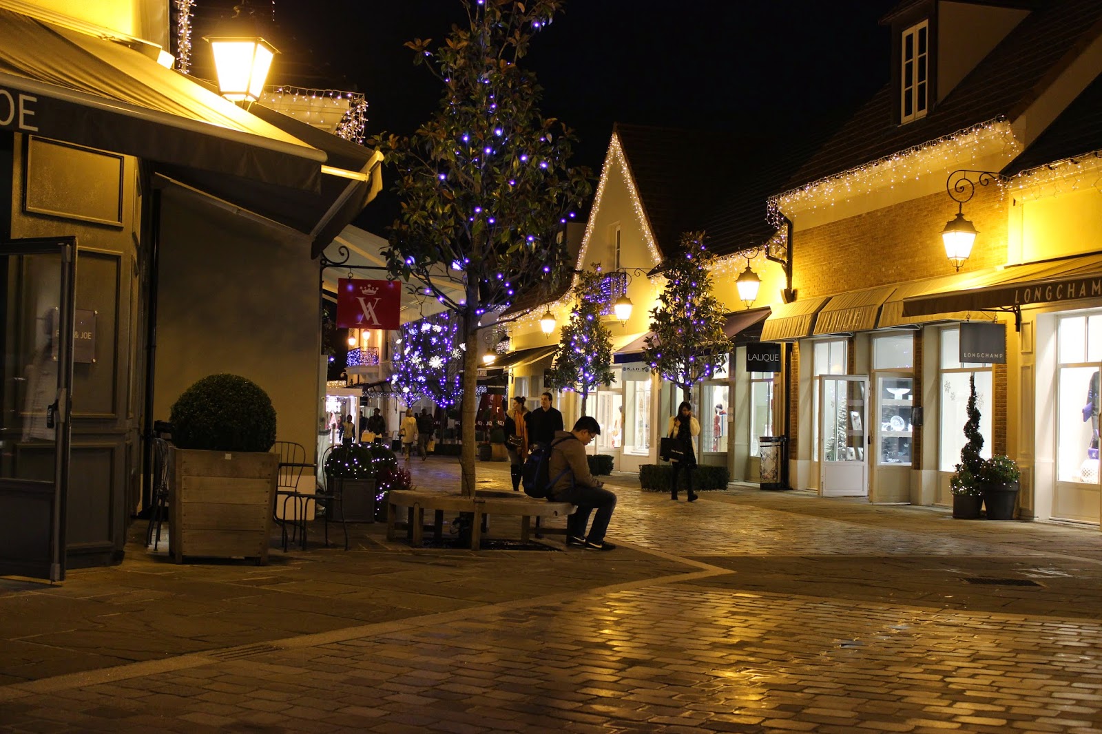 la vallée village, cape mademoiselle R, chaussures minelli