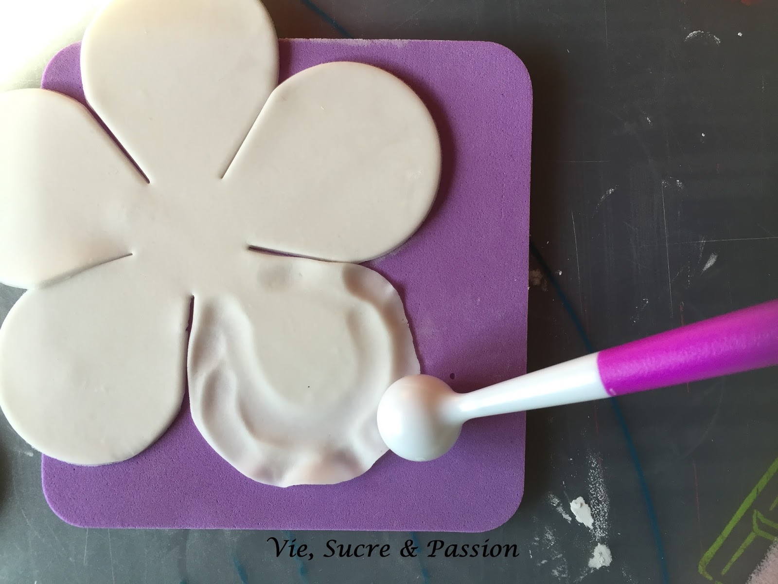 Vie, Sucre & Passion Comment faire des Roses en Fondant (Tutoriel)