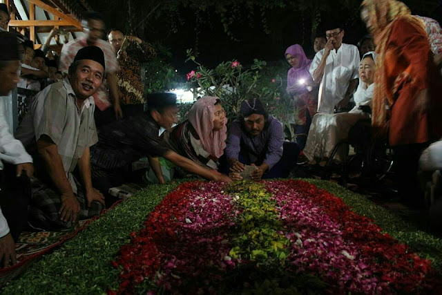 Prasasti Makam Gus Dur Resmi Dibuka untuk Publik Prasasti Makam Gus Dur Resmi Dibuka untuk Publik