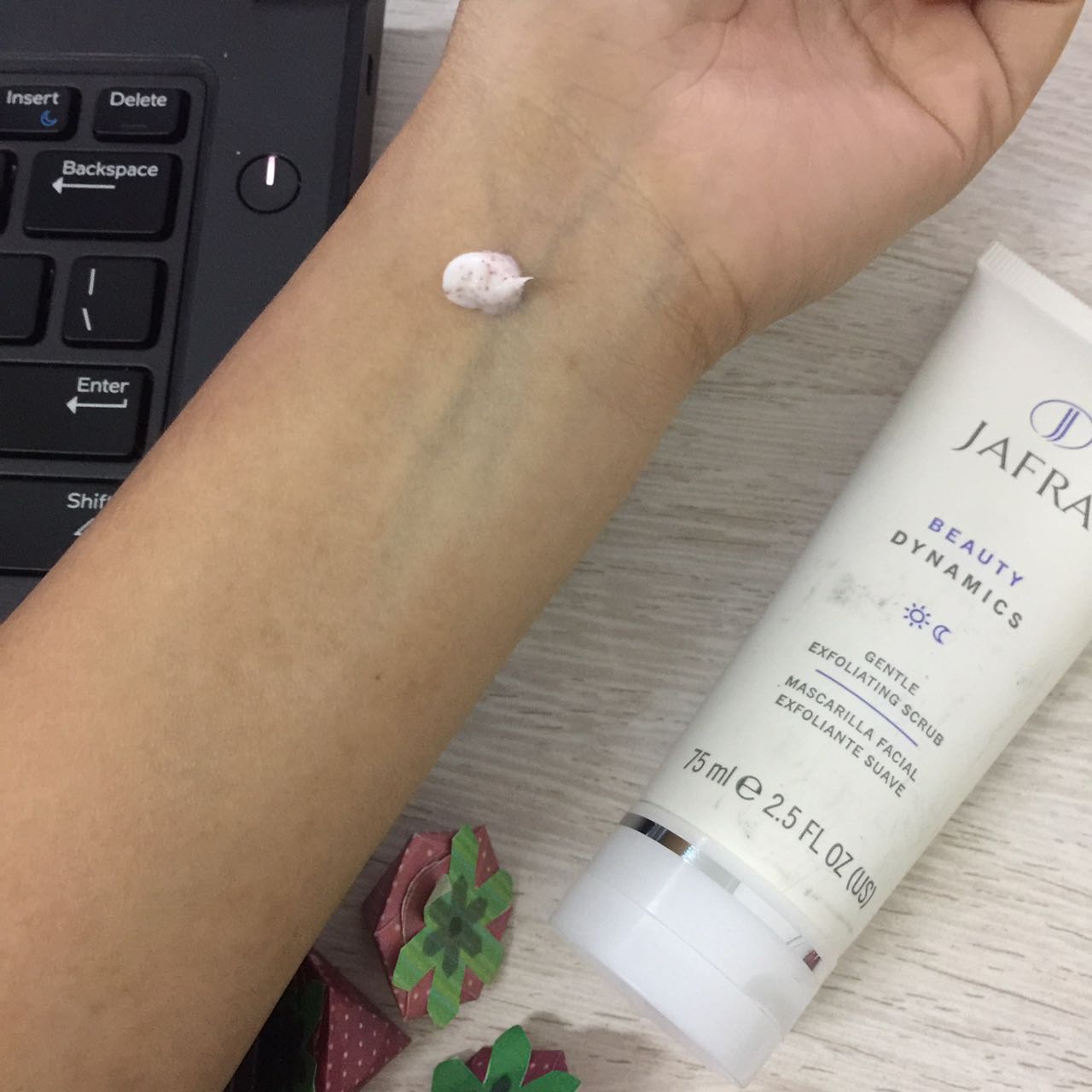 Kotak kotak arvi JAFRA BEAUTY DYNAMICS GENTLE EXFOLIATING SCRUB REVIEW