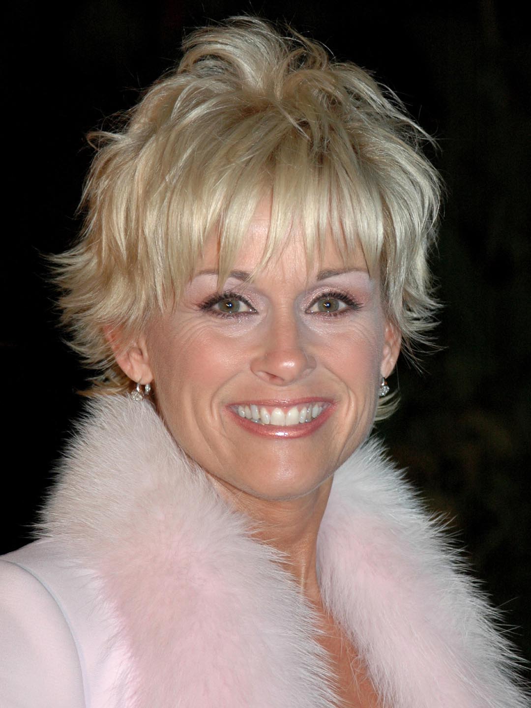 Pictures Gallery of lorrie morgan short haircuts.