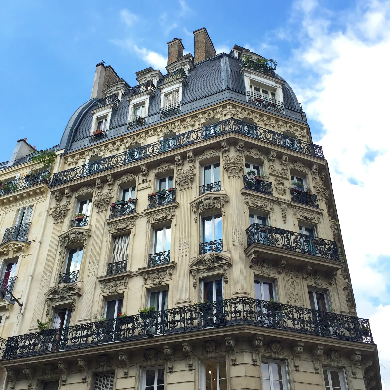 32 Hours in Paris travel tips, hellopeagreen, travel blogger