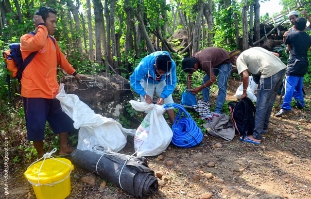 hinggap di tanjakan bukit awal... rehat jenak, mengatur jatah panggul bagi tiap rekan
