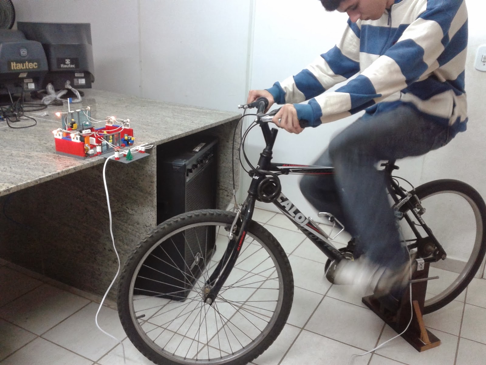 Bike gera energia BICICLETA QUE GERA ENERGIA