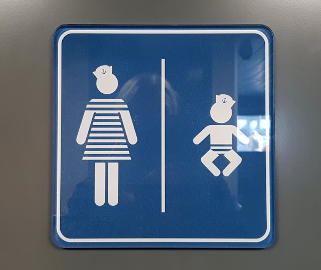 Bornholm mit Kindern im Herbst. Teil 1: 10 Tipps für die Überfahrt mit der Fähre von Sassnitz nach Rønne. An Bord gibt es natürlich auch eine Wickelmöglichkeit für Babys.