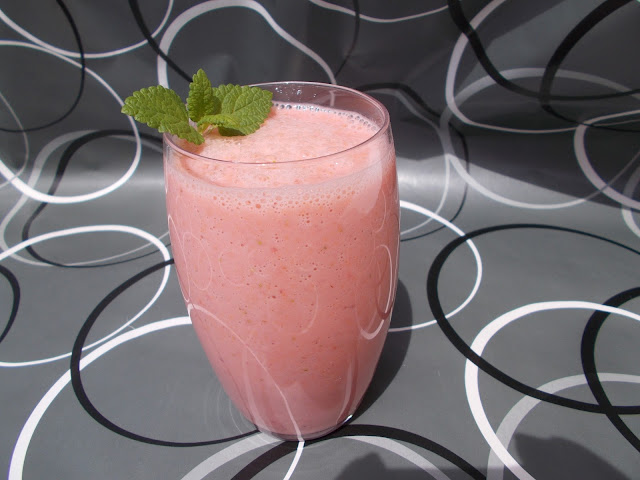 MILKSHAKE CU CAPSUNI, MAR SI MORCOV