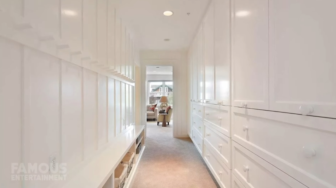 Tour Julia Roberts New Home vs. 32 Interior Design Photos 2020