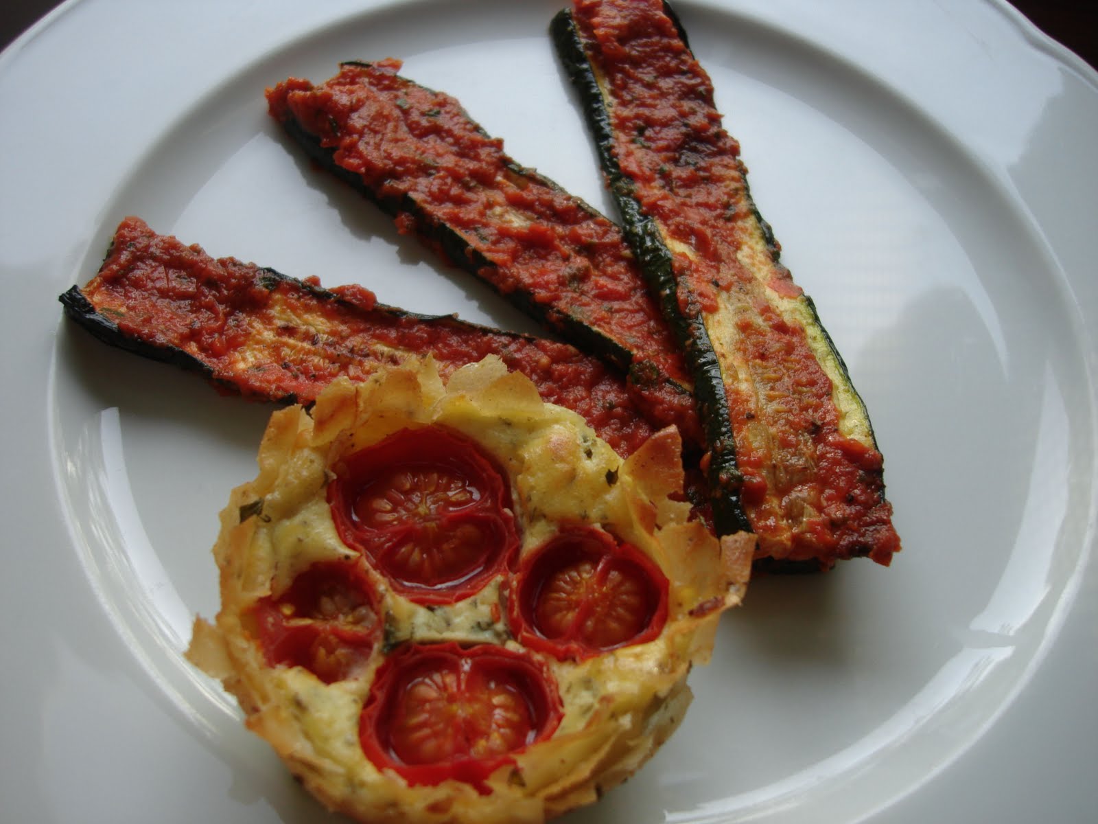 bushcooks kitchen: Feta-Strudel-Törtchen mit marinierten Zucchini