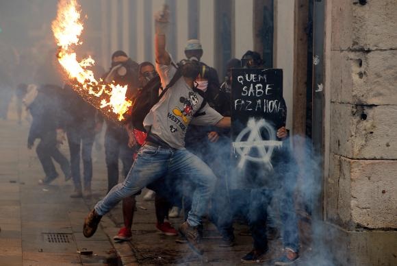 Polícia Militar e manifestantes entraram em confronto no centro do Rio durante protesto contra as reformas trabalhista e da Previdência Tomaz Silva/Agência Brasil