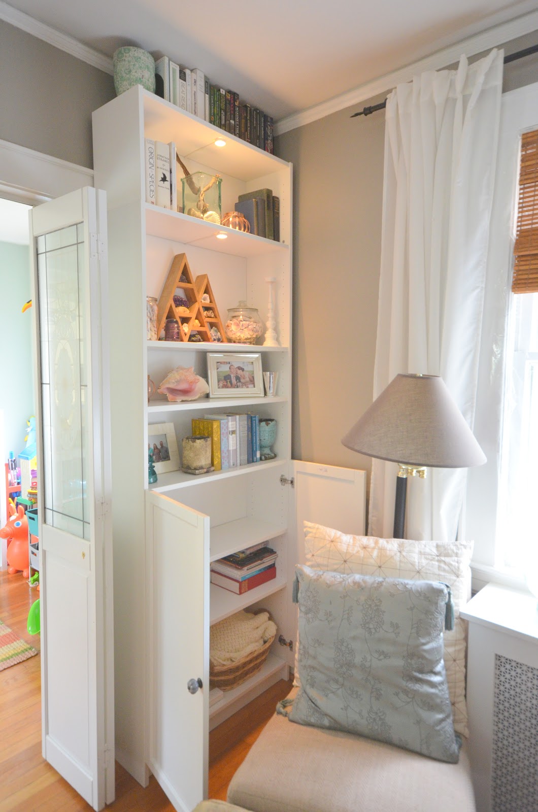 In the Little Yellow House: Living Room Bookshelves: Phase 1