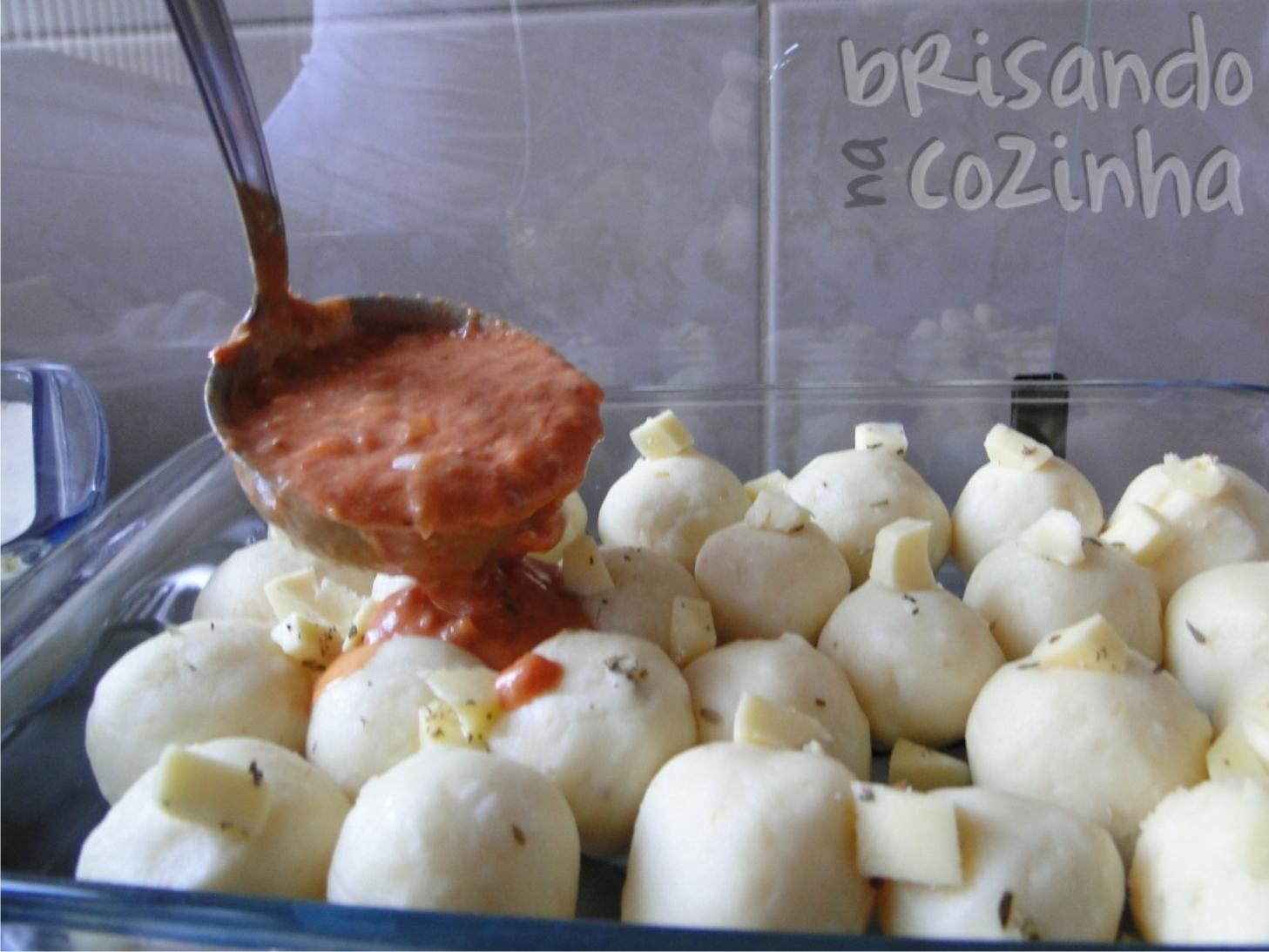http://www.brisandonacozinha.com/2011/04/nhocao-recheado-com-queijo.html 