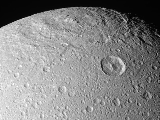 Detalhes da superfície da Lua Dione