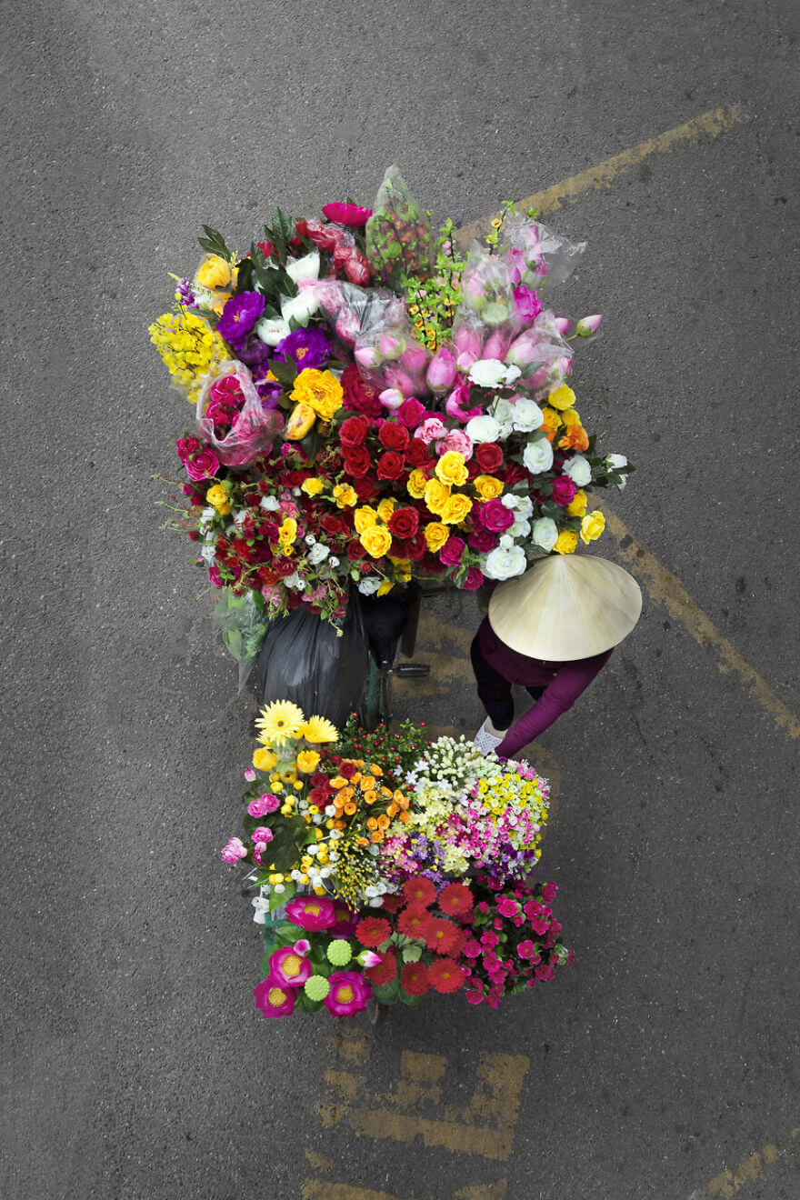 Photographer Spends Hours On Bridges And Balconies And Shoots Impressive Photos That Capture Street Vendors From Above Photographer Spends Hours On Bridges And Balconies And Shoots Impressive Photos That Capture Street Vendors From Above