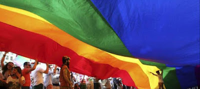 Carmena quiere poner a los madrileños a tejer la bandera del Orgullo Gay Carmena, Ahora Madrid, Podemos, Madrid, Orgullo, Gay, Comunismo