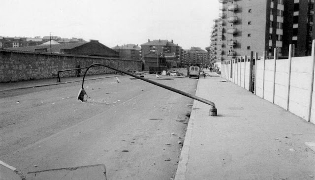 Imagen: https://www.boltxe.eus/fotos-gasteiz-3-de-marzo-de-1976-5-obreros-asesinados-por-las-fop-ni-olvido-ni-perdon/ Sucesos de Vitoria en 1976.