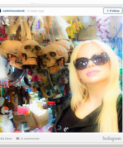 Sabrina Sabrok junto a la Santa Muerte