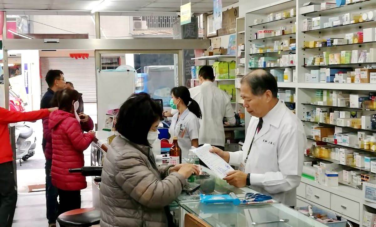 台南19位70歲老藥師無償協助賣口罩|還需忍受民眾買不到的飆罵