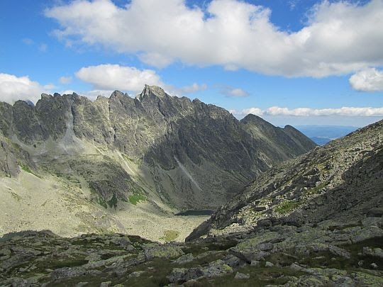 Szatan (słow. Satan, niem. Satan, węg. Sátán; 2421 m n.p.m.) na Grani Baszt. Szatan (słow. Satan, niem. Satan, węg. Sátán; 2421 m n.p.m.) na Grani Baszt.