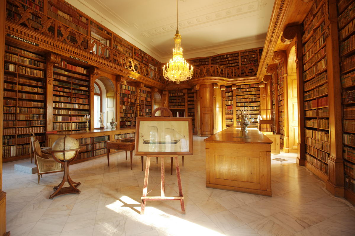 Сайт дворца книги. Дворцовая библиотека. Библиотека в Будапеште. Интерьер старинной библиотеки магазина. Дворец книги.