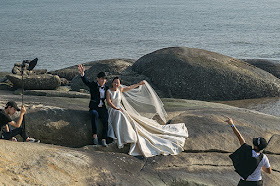 Futurs mariés posant sur la plage à Xiamen