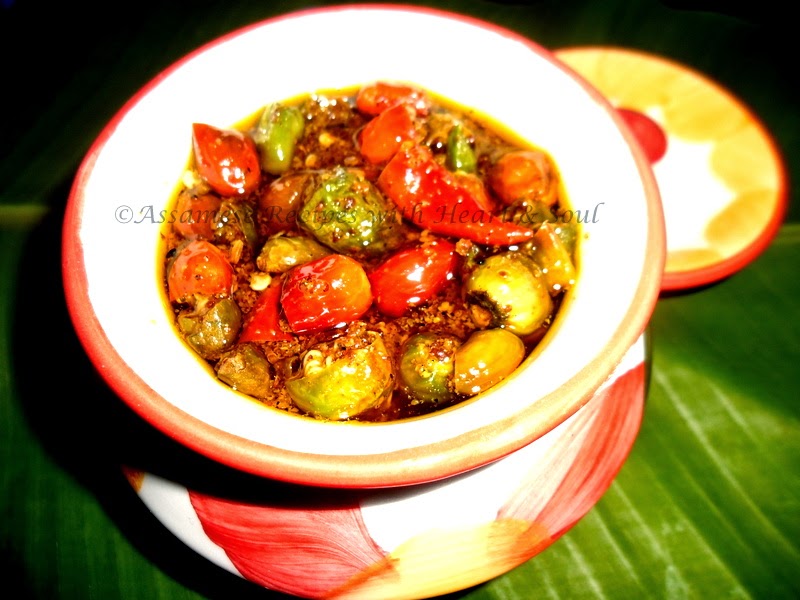 Assamese Recipes: Kesa Poka Jolokiar Achar ( Green & Red chilly pickle)