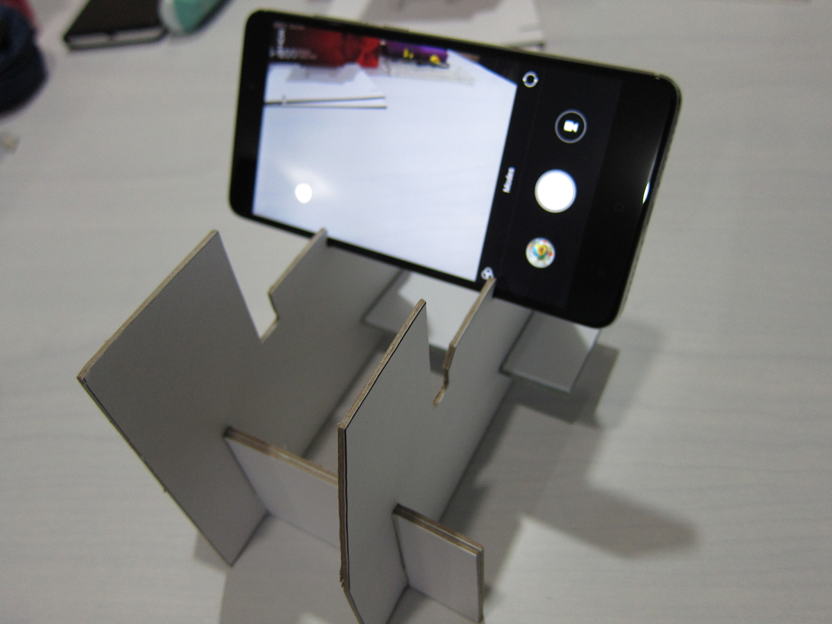 Gadgets and stuff DIY Smartphone Camera stand from Cardboard