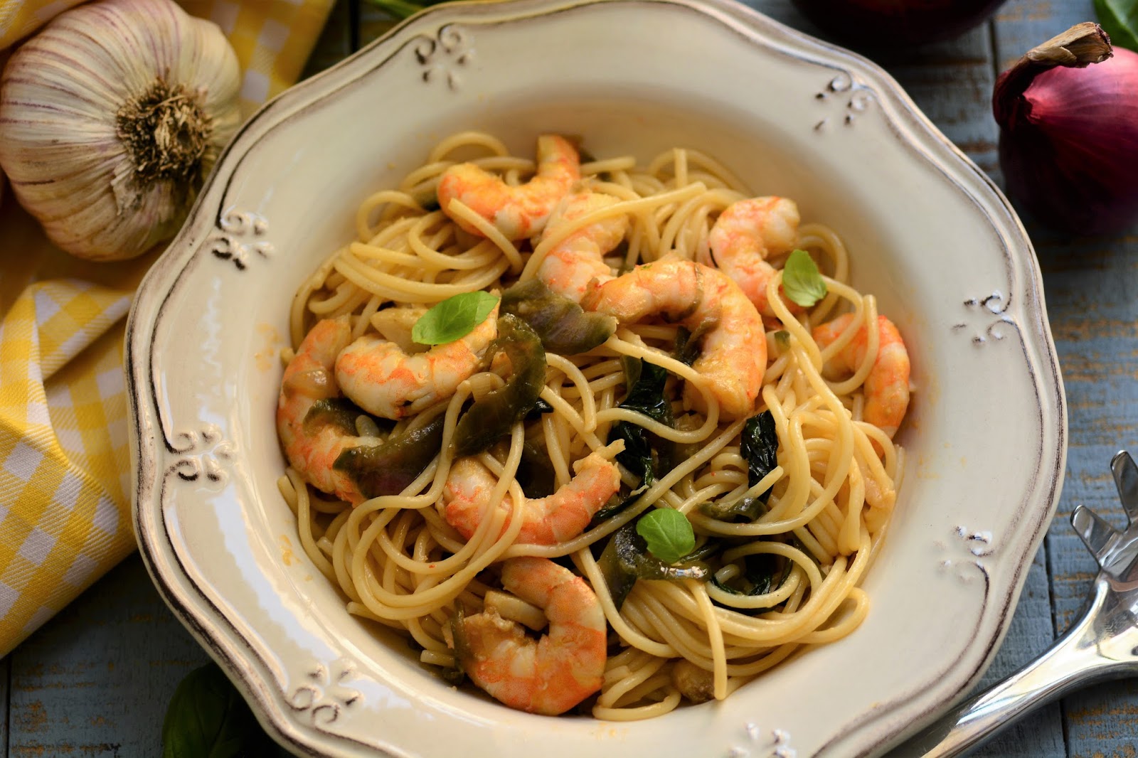 Espaguetis con langostinos y albahaca. | Cuchillito y Tenedor