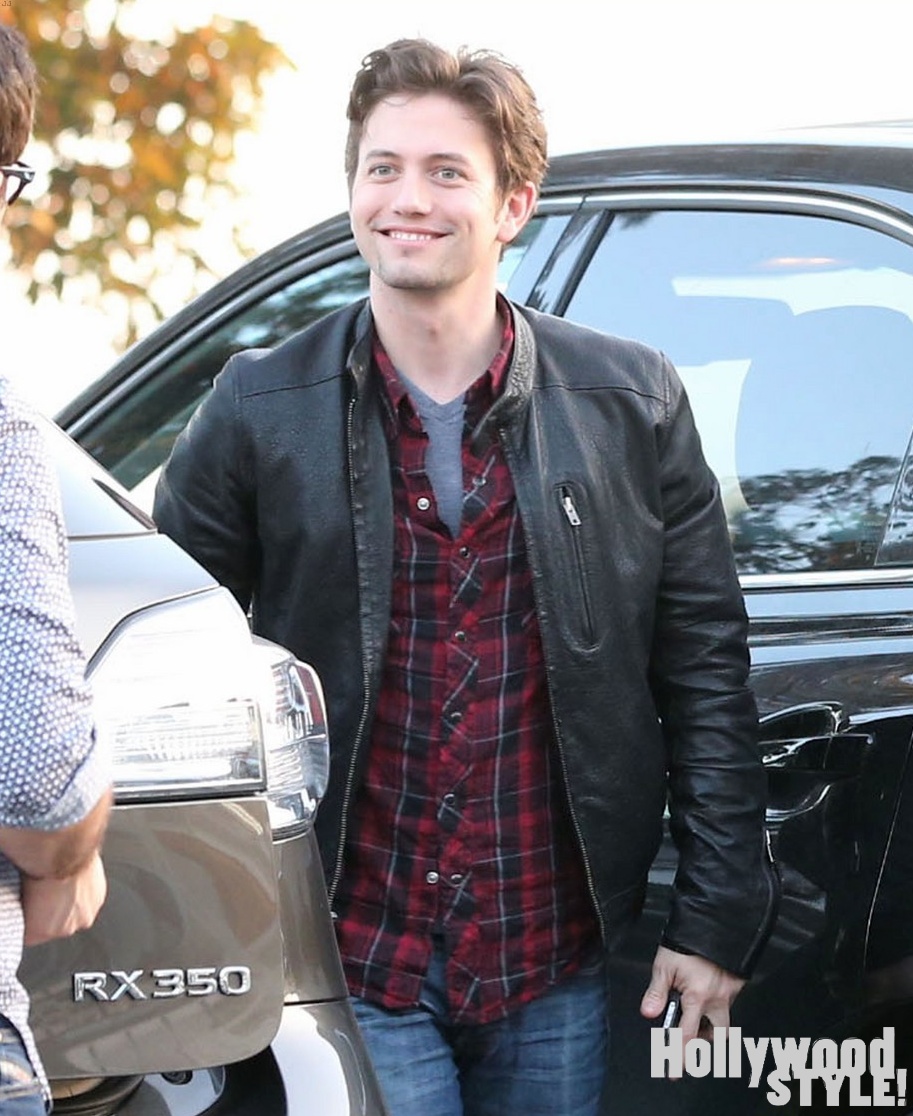 Jackson Rathbone saliendo de una tienda ~ Hollywood Style!